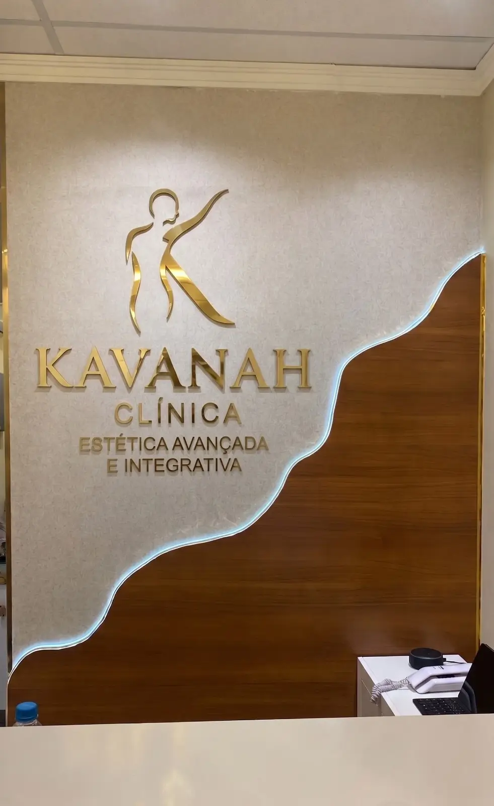 Logotipo da clínica na recepção