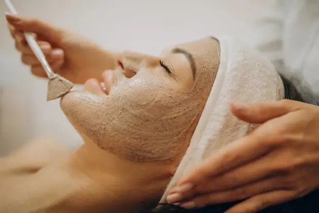 Aplicação de peeling químico facial para renovação da pele